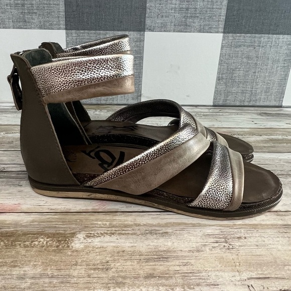 OTBT Souvenir Metallic Leather Sandal - Picture 3 of 12